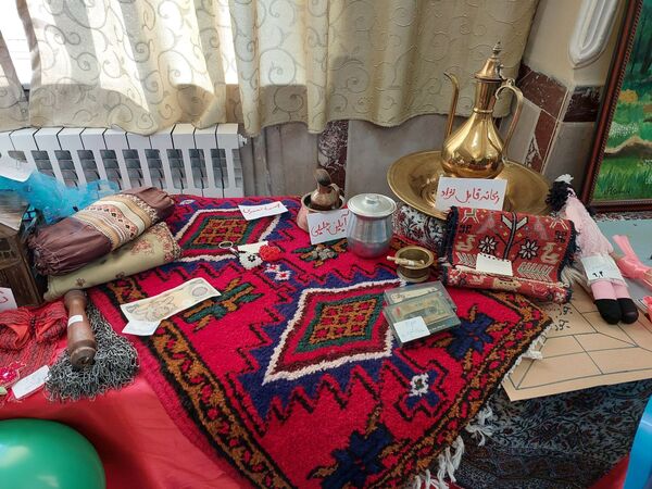 جشنواره غذا به‌مناسبت دهه فجر در دبیرستان معراج 