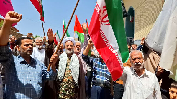راهپیمایی ضدصهیونیستی مردم روستای فردو