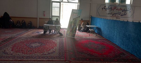 شرکت دانش‌آموزان دبستان حضرت فاطمه(س) در مراسم سالگرد شهدای خدمت