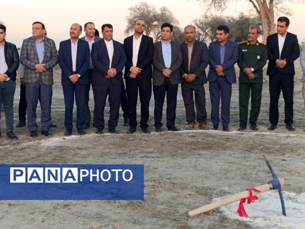 کلنگ ساخت دبستان 14 کلاسه خیرساز در روستا دهو شهرستان میناب به زمین زده شد