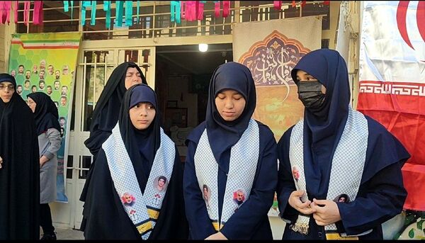 مراسم اعطای حکم و نشان فرماندهی بسیج دانش آموزی دبیرستان شاهد تکتم ناحیه۳