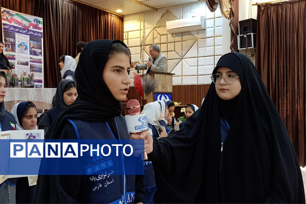 مراسم تجلیل وتقدیر از دانش‌آموز خبرنگاران پانا آباده توسط رئیس سازمان دانش‌آموزی استان فارس
