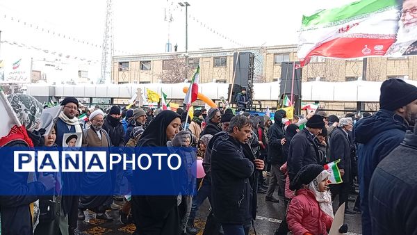 راهپیمایی ۲۲ بهمن در مشهد با حضور فرمانده واحدهای حوزه ۱۹ بسیج دانش‌آموزی منطقه تبادکان