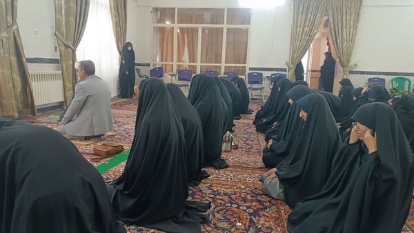 برپایی نماز جماعت در مکتب النرجس