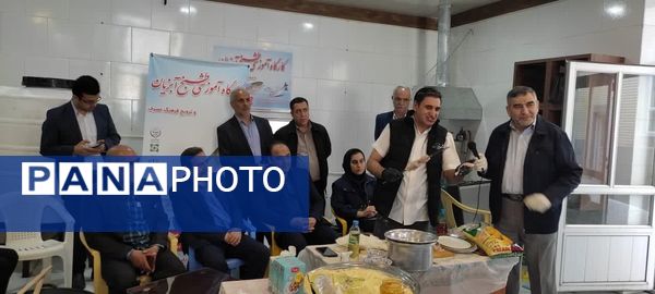 کارگاه طبخ آبزیان در دبیرستان میر فتح‌اله سید زنوزی شهر زنوز 