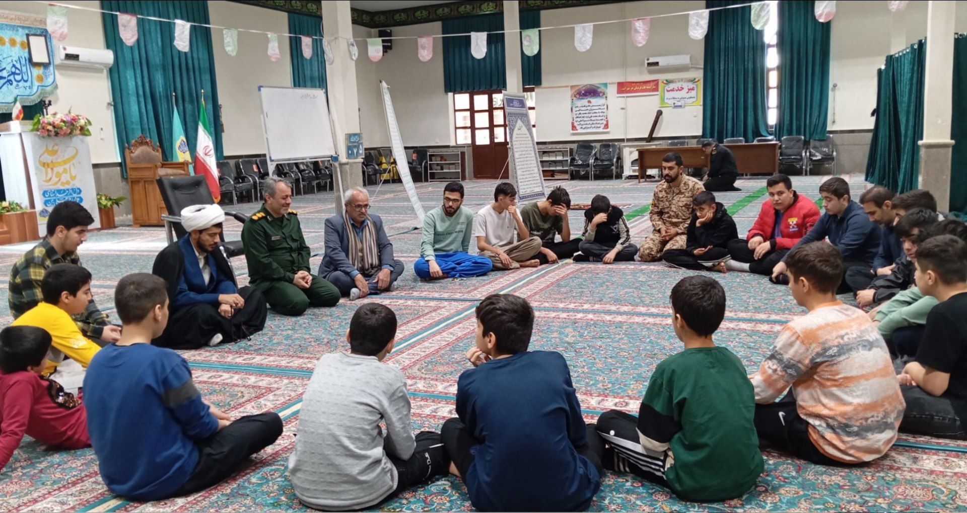  تجلی بندگی و تربیت در فضای اعتکاف دانش‌آموزی خداآفرین