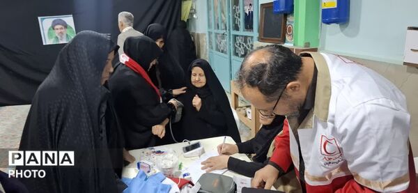 کمک رسانی گروه جهادی شهدای مدافع و هلال احمر به صورت رایگان به مردم ساوجبلاغ  