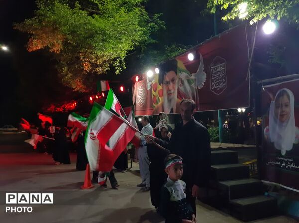 مراسم چهلم شهادت رهبر انقلاب اسلامی ایران در میدان باغ ملی یزد