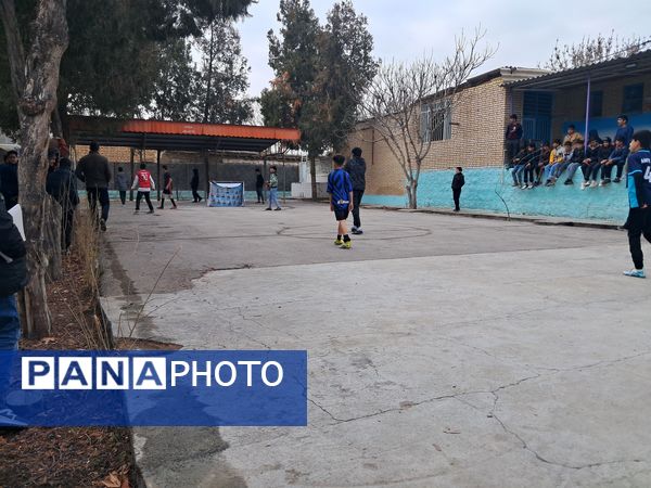 برگزاری مسابقه فوتبال گل کوچک درون مدرسه‌ای به‌مناسبت دهه فجر دبیرستان  پژوهش آشخانه 