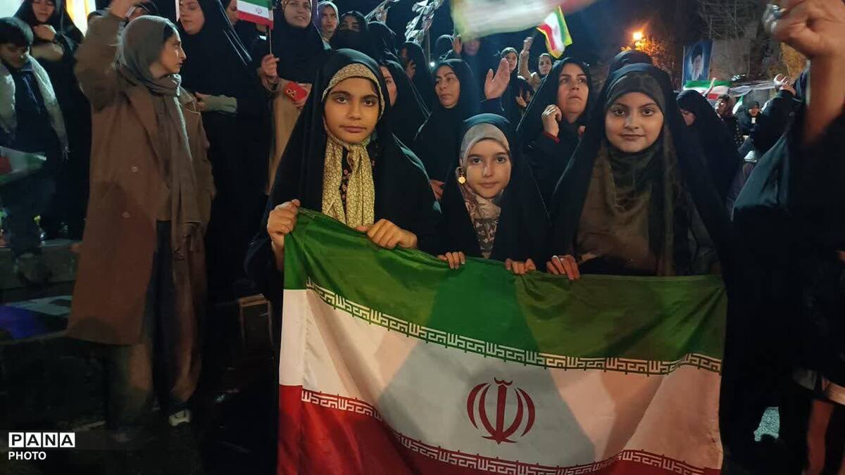 شب‌های بیعت با ولایت در میدان امام خمینی (ره) شهرستان کوهدشت