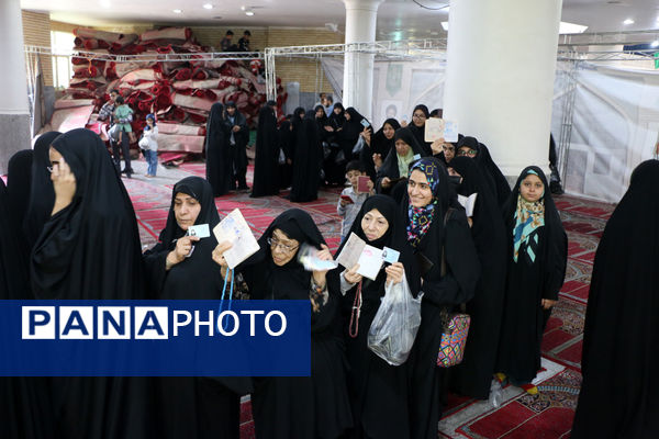 جلوه‌هایی از حضور نوجوانان قمی در شعبه‌های اخذ رای -1