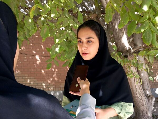 توزیع کتاب‌های درسی دبیرستان محدثه در منطقه ده‌محسن خرم‌آباد