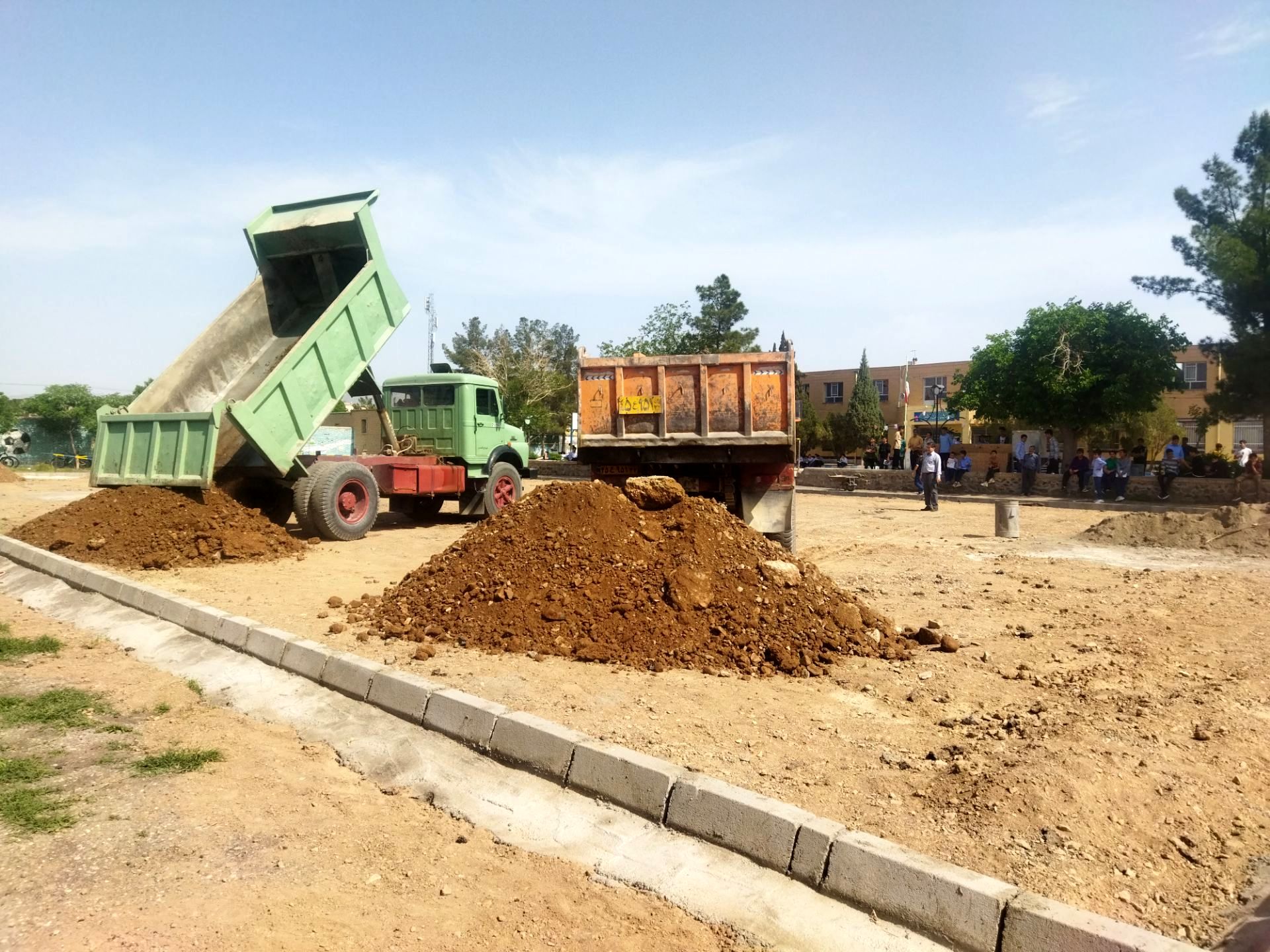 پیش رویی در ساخت چمن مصنوعی دبیرستان نمونه دانش کاشمر