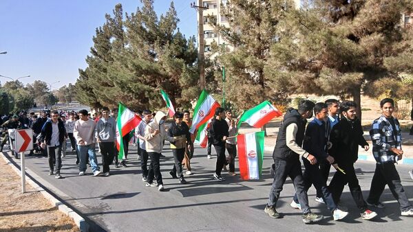 راهپیمایی 13 آبان دانش‌آموزان و مسئولین شهر مهستان