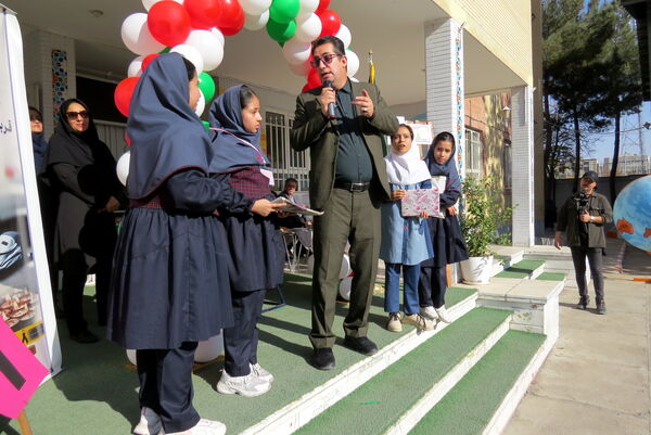 برنامه زنگ ایمنی و ترافیک در مدرسه شهدا فرهنگی دخترانه 