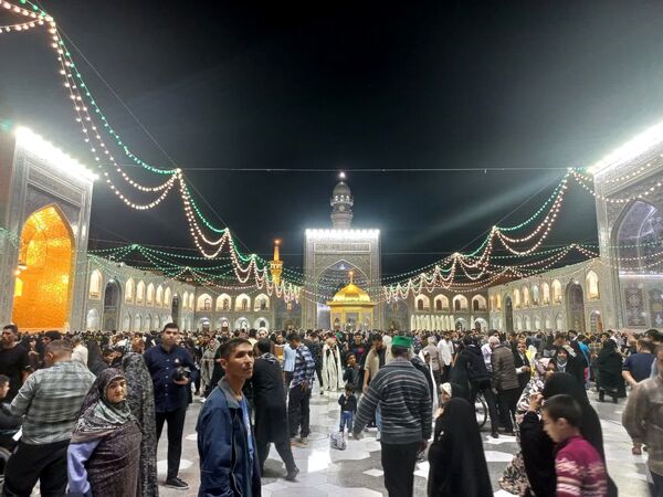 سیل عظیم زائران و مجاوران حرم امام رضا (ع) در شب ولادت یازدهمین امام شیعیان