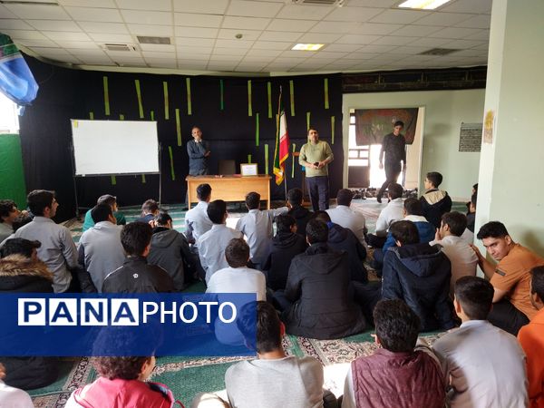 جلسه مشاوره تحصیلی برای دانش‌آموزان دبیرستان نمونه دولتی گل نراقی 3