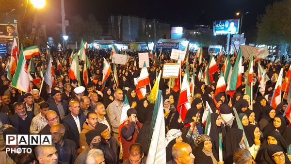 آسمان نورآباد لرستان با حضور پرشور مردم در هفتاد و پنجمین شب بیعت رهبری روشن شد
