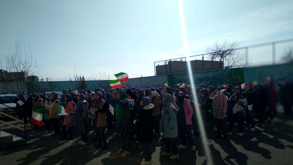 جلوه‌ای از همدلی و عشق به وطن در مدرسه والدین ۲ آناخاتون همزمان با زنگ انقلاب