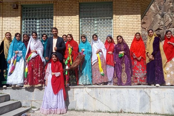 صدای اتحاد و هویت؛ طنین سرود دانش‌آموزان فلارد در رقابتی پرشور