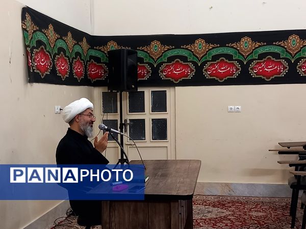 کلاس تفسیر قرآن در ارامگاه شهید مدرس 