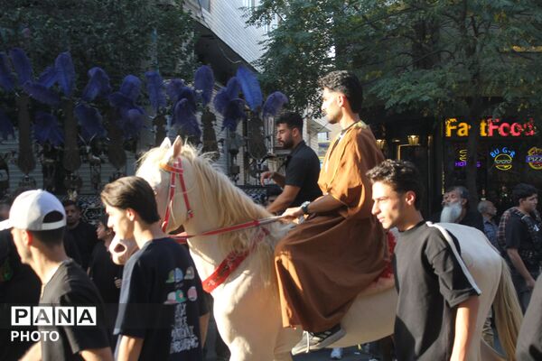 ورامین بار دیگر در سوگ اسارت؛ کاروان نمادین کربلا در خیابان‌های ورامین به حرکت درآمد