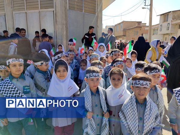حضور گسترده دانش آموزان سورشجان در راهپیمایی ۱۳ آبان؛ فریاد ایستادگی در برابر استکبار جهانی