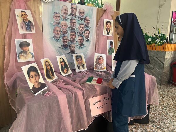 یادبود شهادت دانش‌آموزان شهید جنگ تحمیلی ۱۲ روزه در دبستان المهدی ناحیه 2 کرج 
