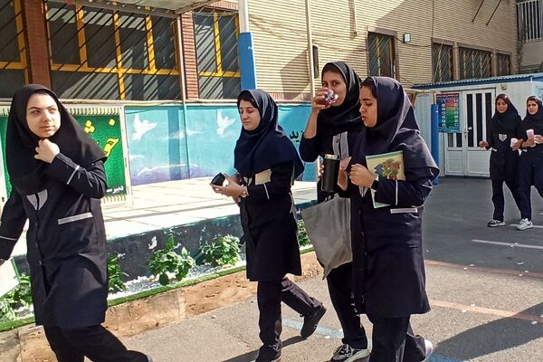 صبحانه سالم به‌مناسبت هفته بهداشت‌روان در دبیرستان شاهد‌ ندای‌فاطمه(س) ناحیه 2 شهرری 