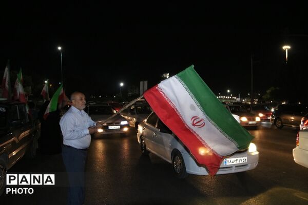 اهتزاز پرچم سه‌رنگ جمهوری اسلامی ایران در میدان امام حسین یزد 