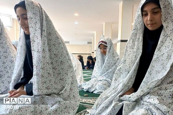 برگزاری نماز جماعت در مدرسه پرنیان