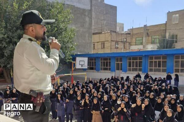 کلاس متفاوت با حضور حافظان نظم و امنیت در مدارس بهارستان
