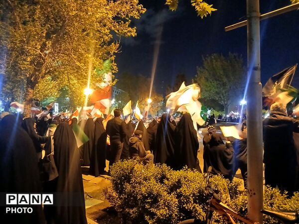 خروش مردم در میادین و تجمعات شبانه همراه با طنین شعار های مهدوی و انقلابی