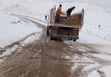 عملیات برف روبی و شن نمک پاشی جاده و معابر شهر بار
