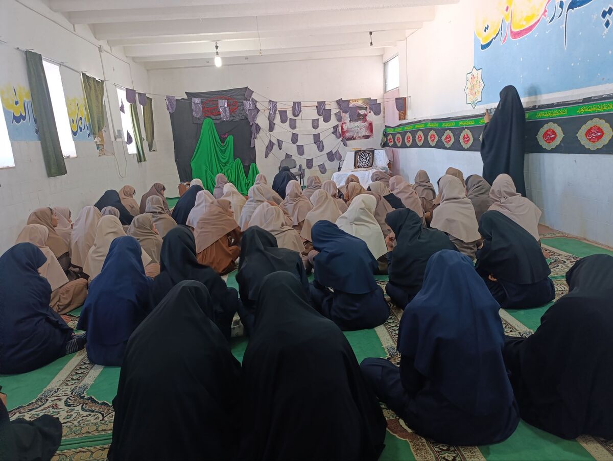 دانش‌آموزان متوسطه اول و دوم در سوگ بانوی دو عالم