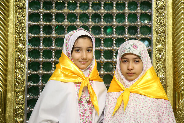 دختران، مهمان حضرت معصومه(س) شدند