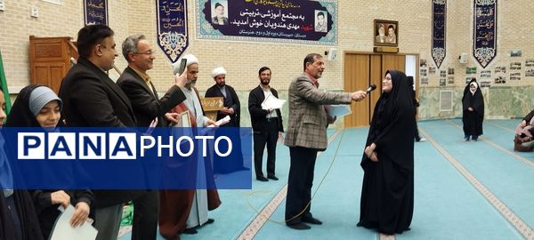 تقدیر از دانش‌آموزان برگزیده ناحیه چهار قم در جشنواره «فردا»
