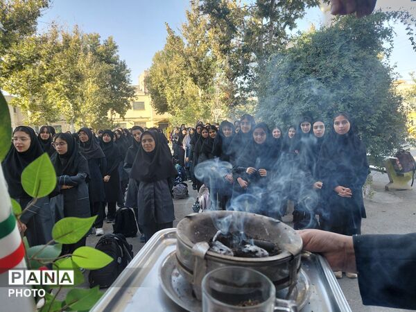 نواختن زنگ مهر در دبیرستان نمونه محبوبه محبی