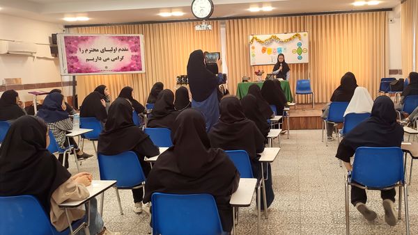 آیین تجلیل از ورودی‌های جدید دبیرستان فرزانگان قائمشهر