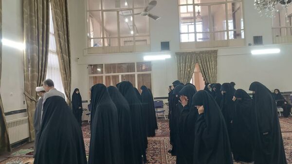 برپایی نماز جماعت در مکتب النرجس