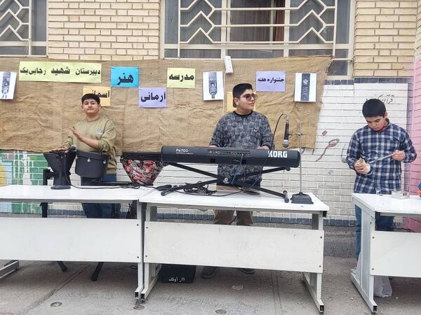 برپایی بازارچه دانش‌آموزی به‌مناسبت عید مبعث 