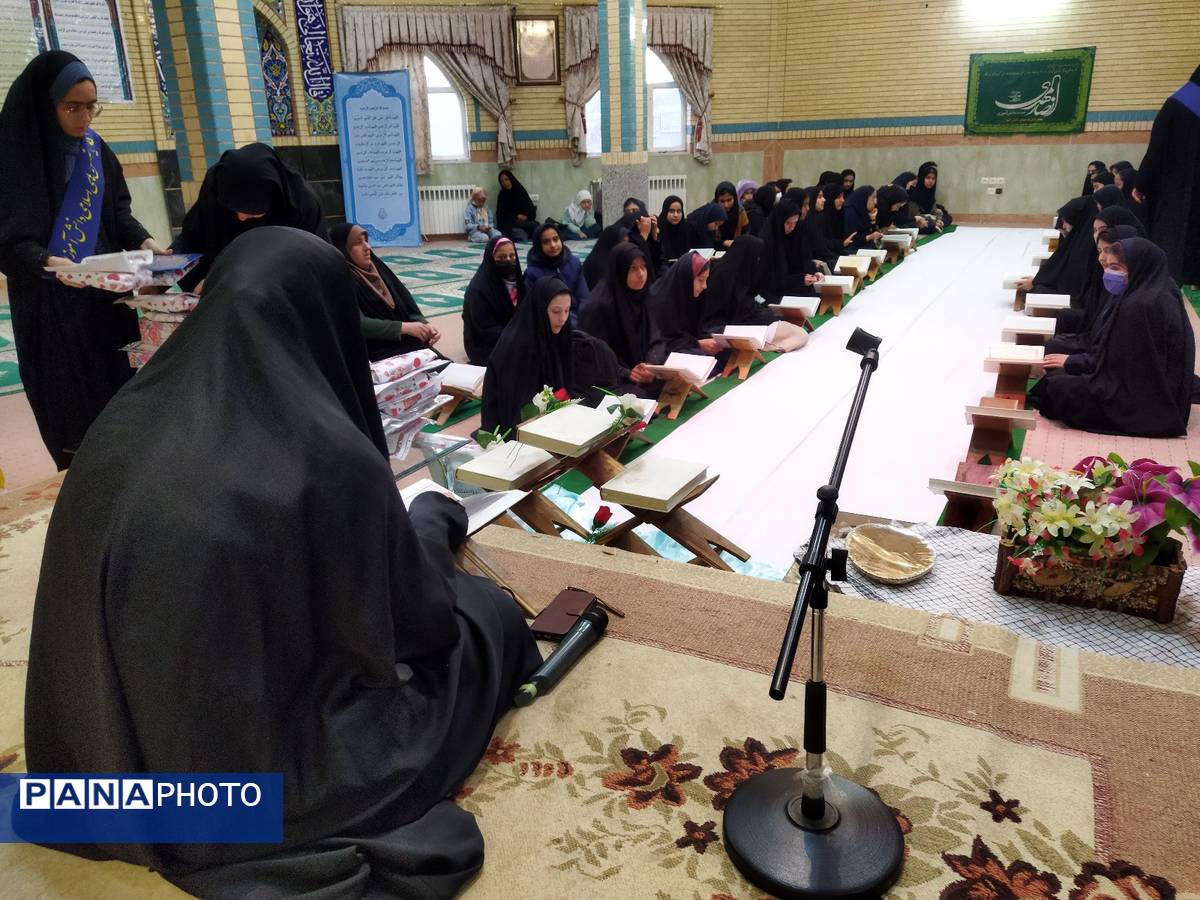 محفل قرآنی دانش‌آموزان در شهر راز
