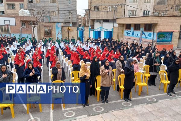 تقدیر از رتبه‌های برتر درسی در دبیرستان سپاهان بهارستان‌دو