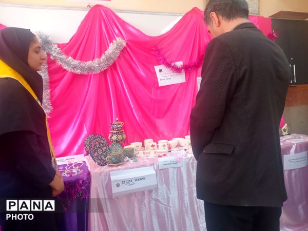 نمایشگاه کار و فناوری در دبیرستان نشاط بهارستان‌دو