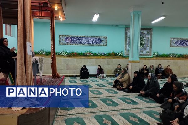 جلسه‌ آموزش خانواده در رباط‌کریم