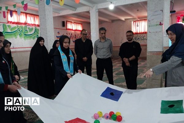 نمایشگاه مدرسه انقلاب در دبیرستان جوادالائمه بهارستان‌دو