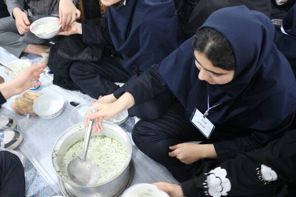 برپایی سفره نذری حضرت فاطمه (س) در مسجد چهارده معصوم (ع) اردبیل