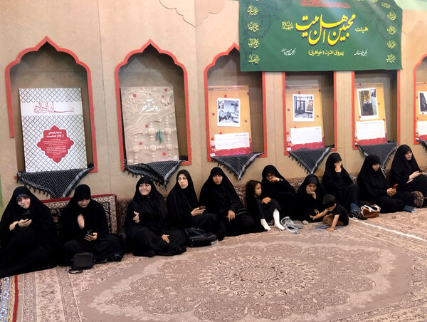 محفل شعرخوانی نخبگان ادبی با حضور مشاور رئیس‌جمهور شهید در قم