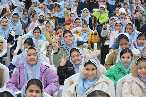 حضور خادمان رضوی در مدرسه قدر بهارستان‌دو