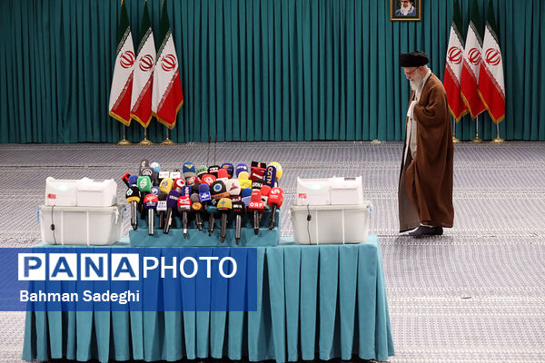 حضور رهبر معظم انقلاب در رای گیری مرحله‌ دوم انتخابات مجلس
